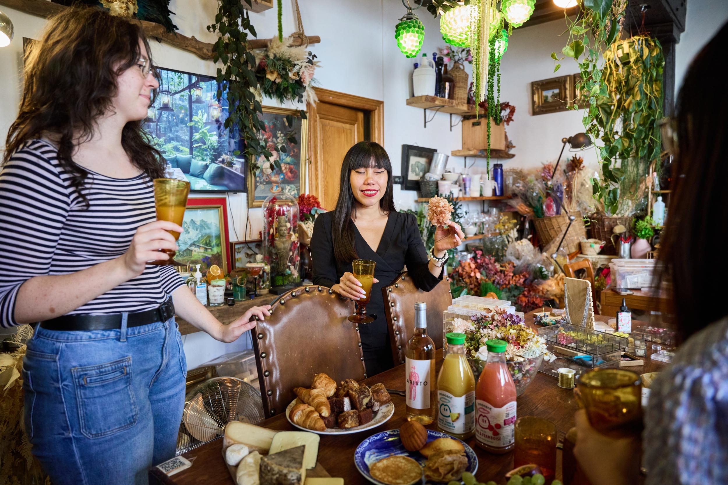 Créez votre bijou fleuri autour d'un apéro avec Kim - Image n°11 - Wecandoo