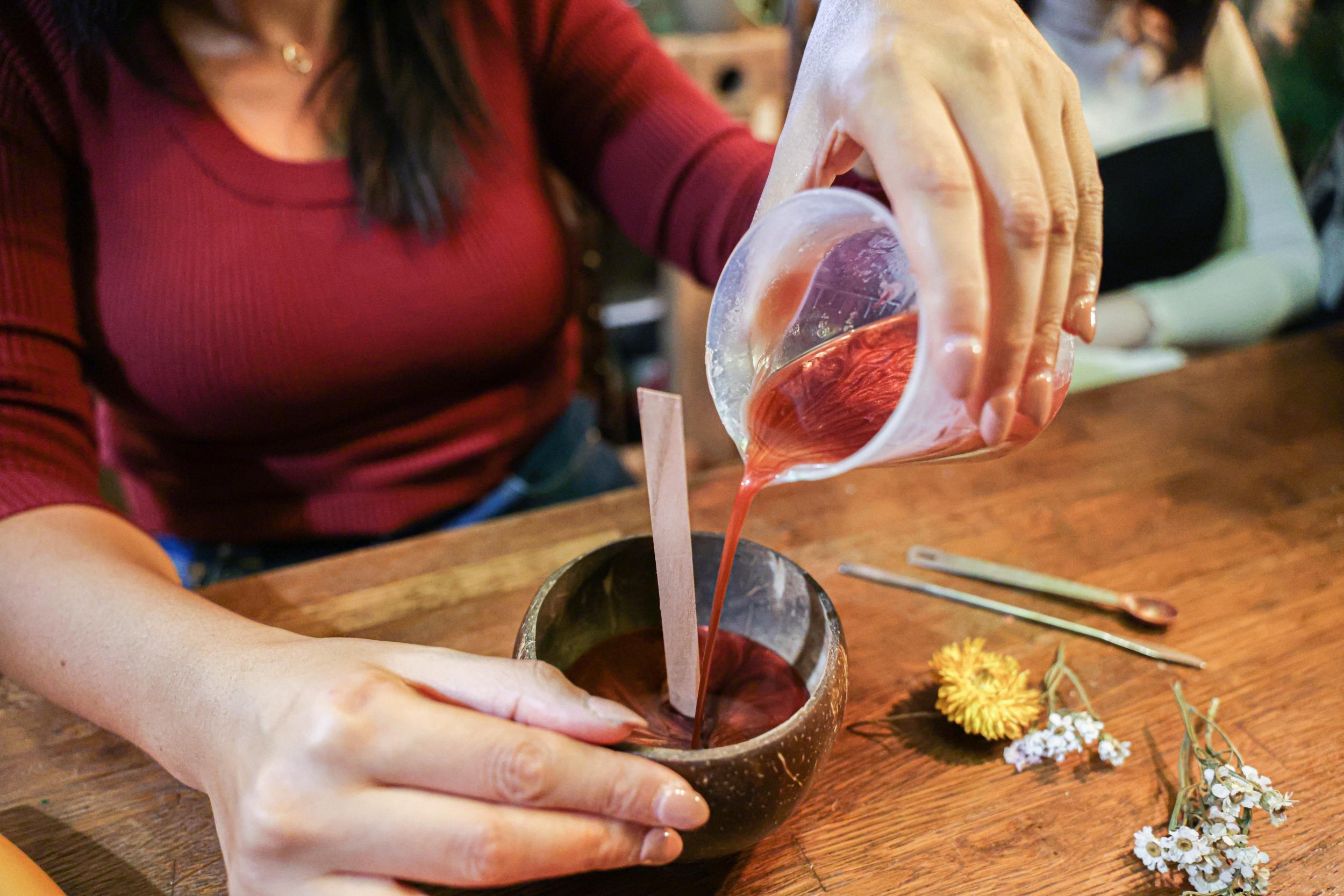 Réalisez votre bougie fleurie autour d'un goûter avec Kim - Image n°8 - Wecandoo