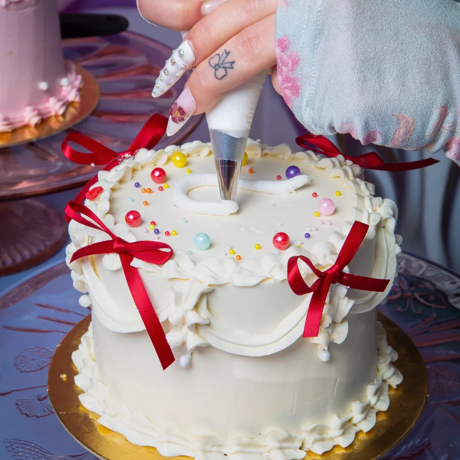 Décorez votre Bento cake autour d'un café gourmand avec Alyah et son équipe - Image n°1 - Wecandoo