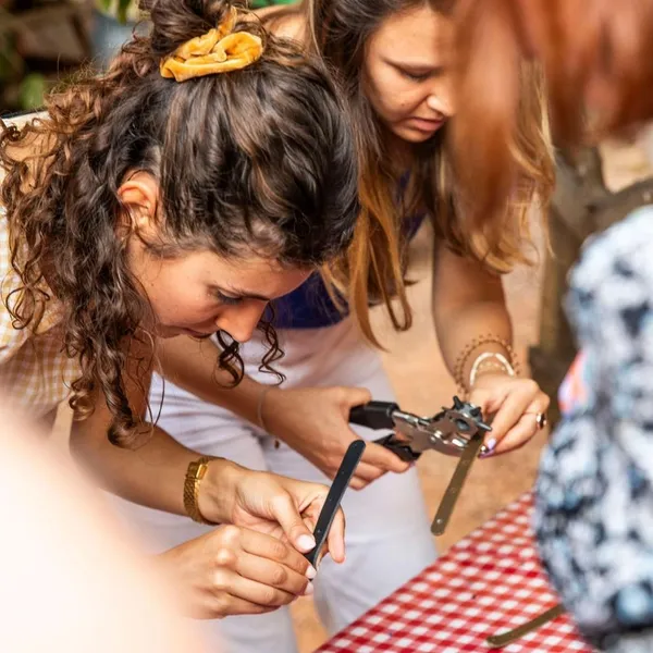 Inspirez votre équipe et initiez-les à la maroquinerie avec Elisabeth, Marc, Laetitia et Juliette - Image n°3 - Wecandoo