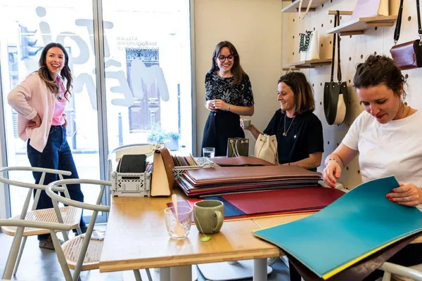 Réunissez votre équipe et réalisez votre grand accessoire en cuir avec Elisabeth, Marc, Laetitia et Juliette - Image n°4 - Wecandoo