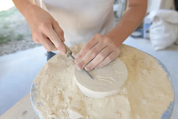 Initiez-vous à la sculpture de pierre et réalisez votre bas relief ou votre presse papier - Image n°2 - Wecandoo