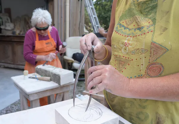 Initiez-vous à la sculpture de pierre et réalisez votre bas relief ou votre presse papier - Image n°4 - Wecandoo