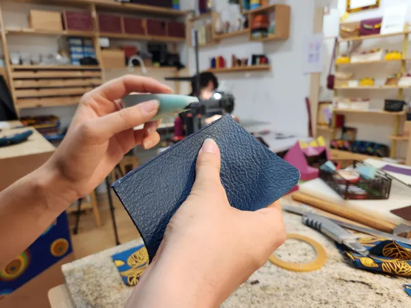 Fabriquez votre porte-cartes en cuir avec Sophie - Image n°5 - Wecandoo