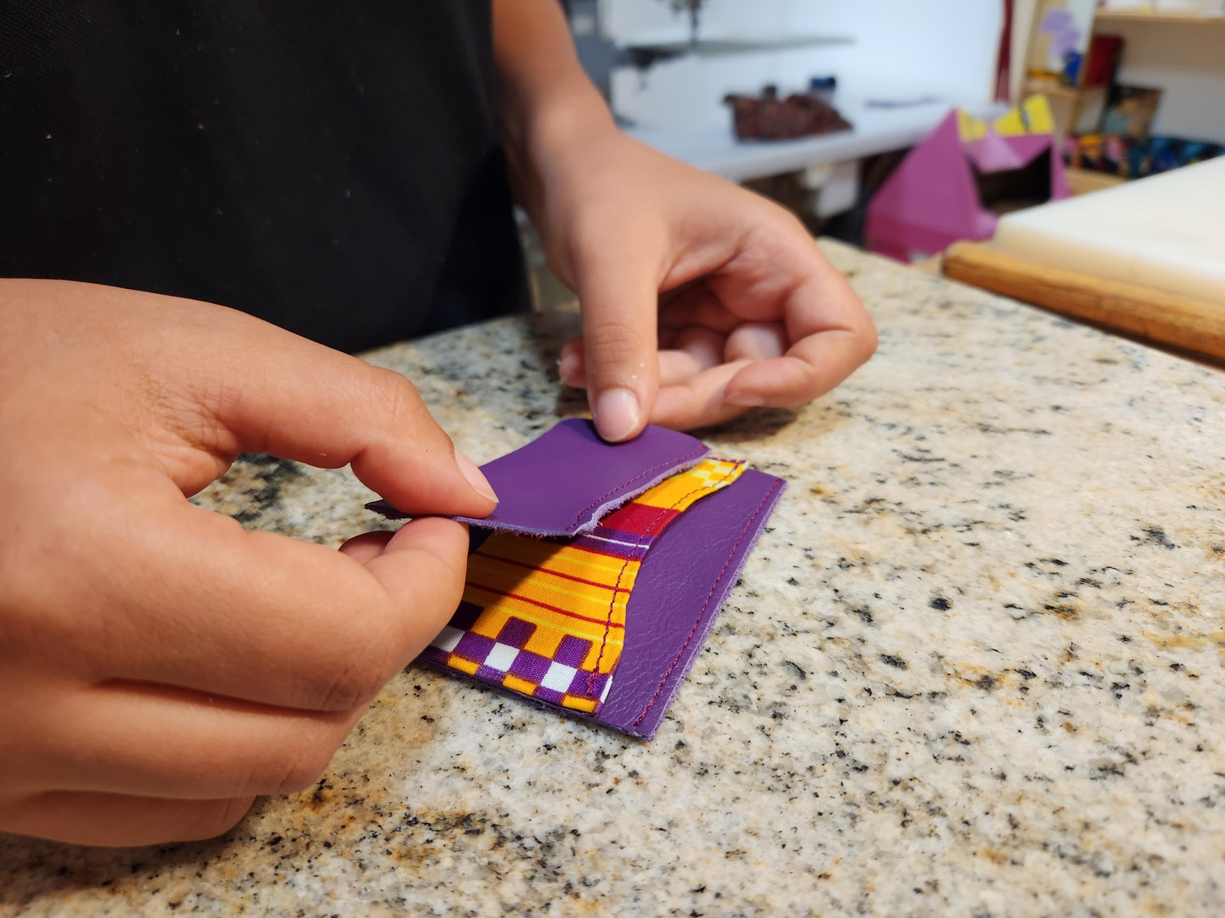 Fabriquez votre porte-cartes en cuir avec Sophie - Image n°10 - Wecandoo