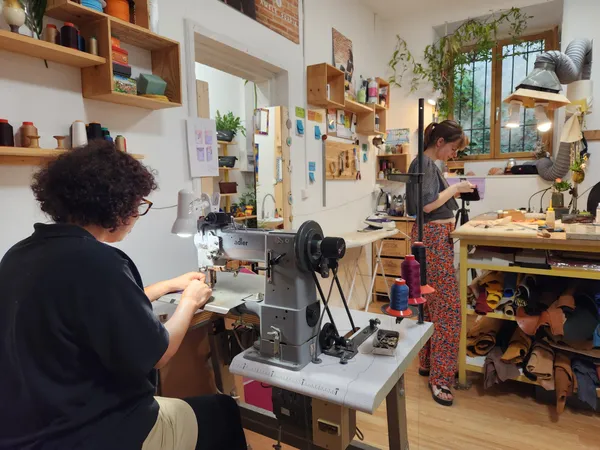 Fabriquez votre porte-cartes en cuir avec Sophie - Image n°4 - Wecandoo