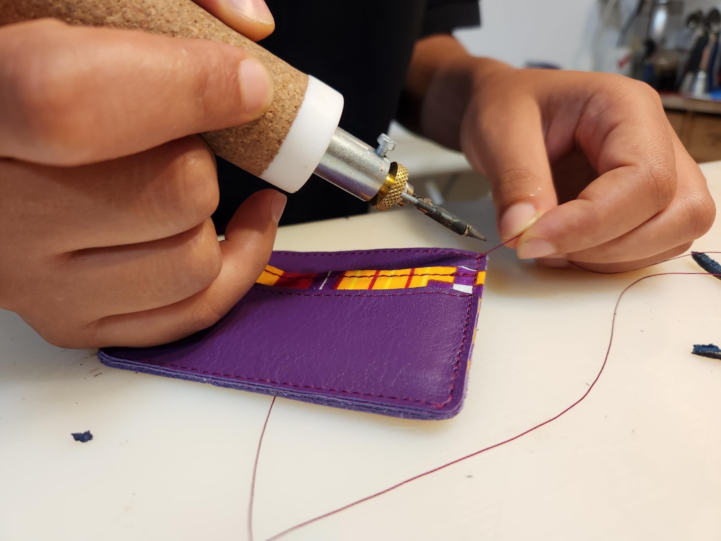 Fabriquez votre porte-cartes en cuir avec Sophie - Image n°2 - Wecandoo