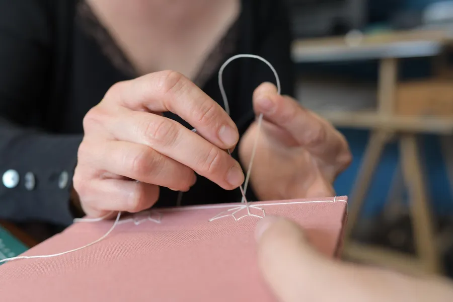 Fabriquez votre carnet en reliure japonaise avec Chloé - Image n°1 - Wecandoo