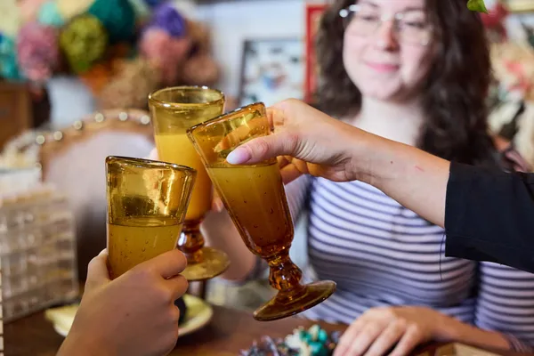 Créez votre bougie fleurie autour d'un apéro avec Kim - Image n°3 - Wecandoo