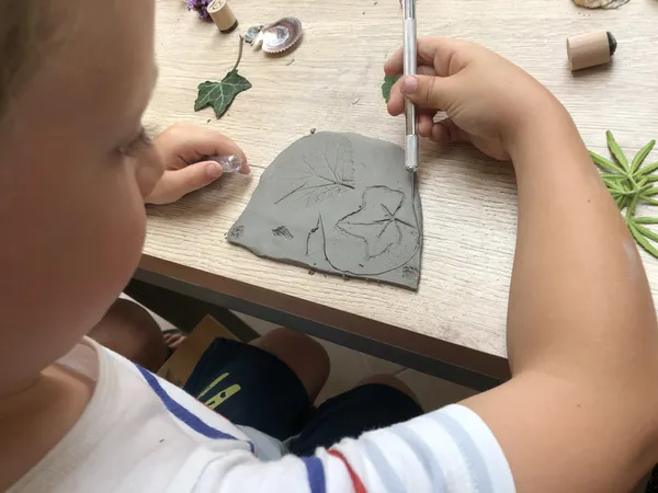 Modelez et décorez votre pièce en céramique en duo avec votre enfant accompagnés par Clarisse - Image n°3 - Wecandoo