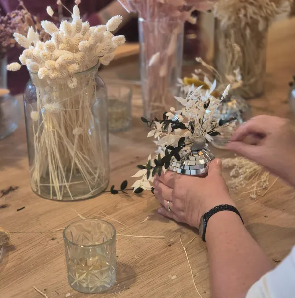 Créez votre boule à facettes fleurie avec Vanessa - Image n°4 - Wecandoo