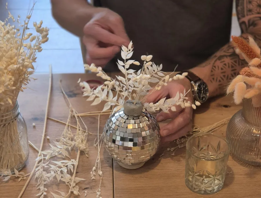 Créez votre boule à facettes fleurie avec Vanessa - Image n°1 - Wecandoo