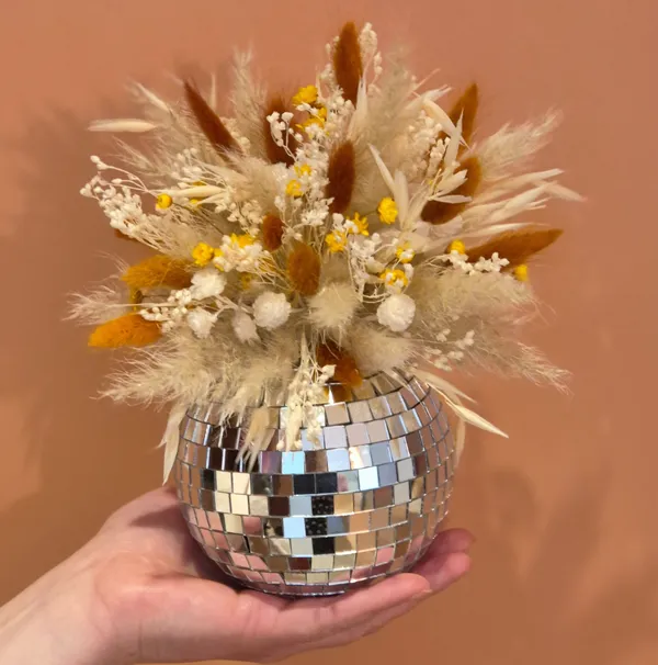 Créez votre boule à facettes fleurie avec Vanessa - Image n°3 - Wecandoo