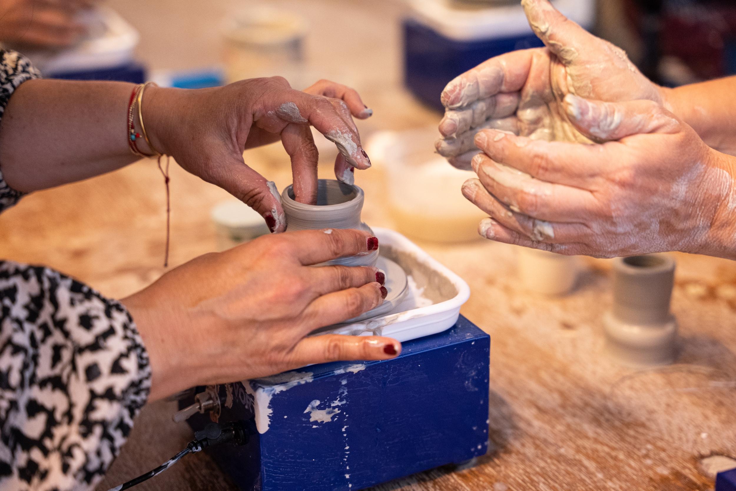 Initiez votre équipe au tour de potier avec Claudia - Image n°1 - Wecandoo