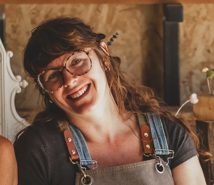 Julie: Menuisière in Sain