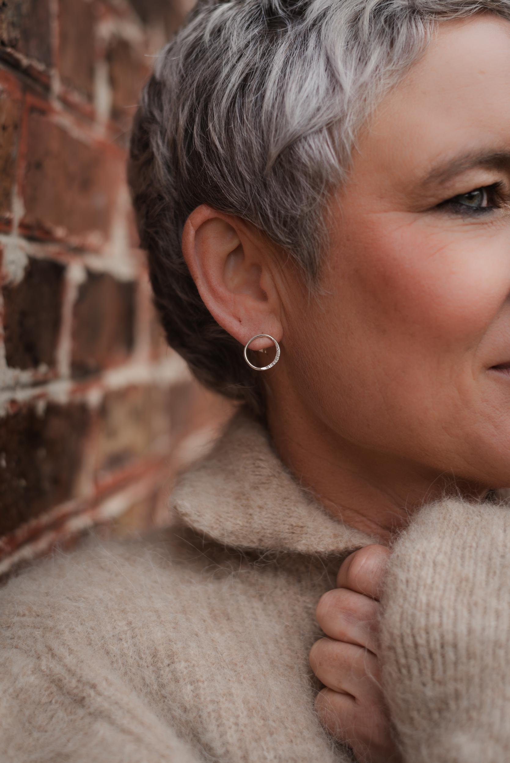 Créez votre paire de boucles d’oreilles avec Justine et Laurence - Image n°7 - Wecandoo
