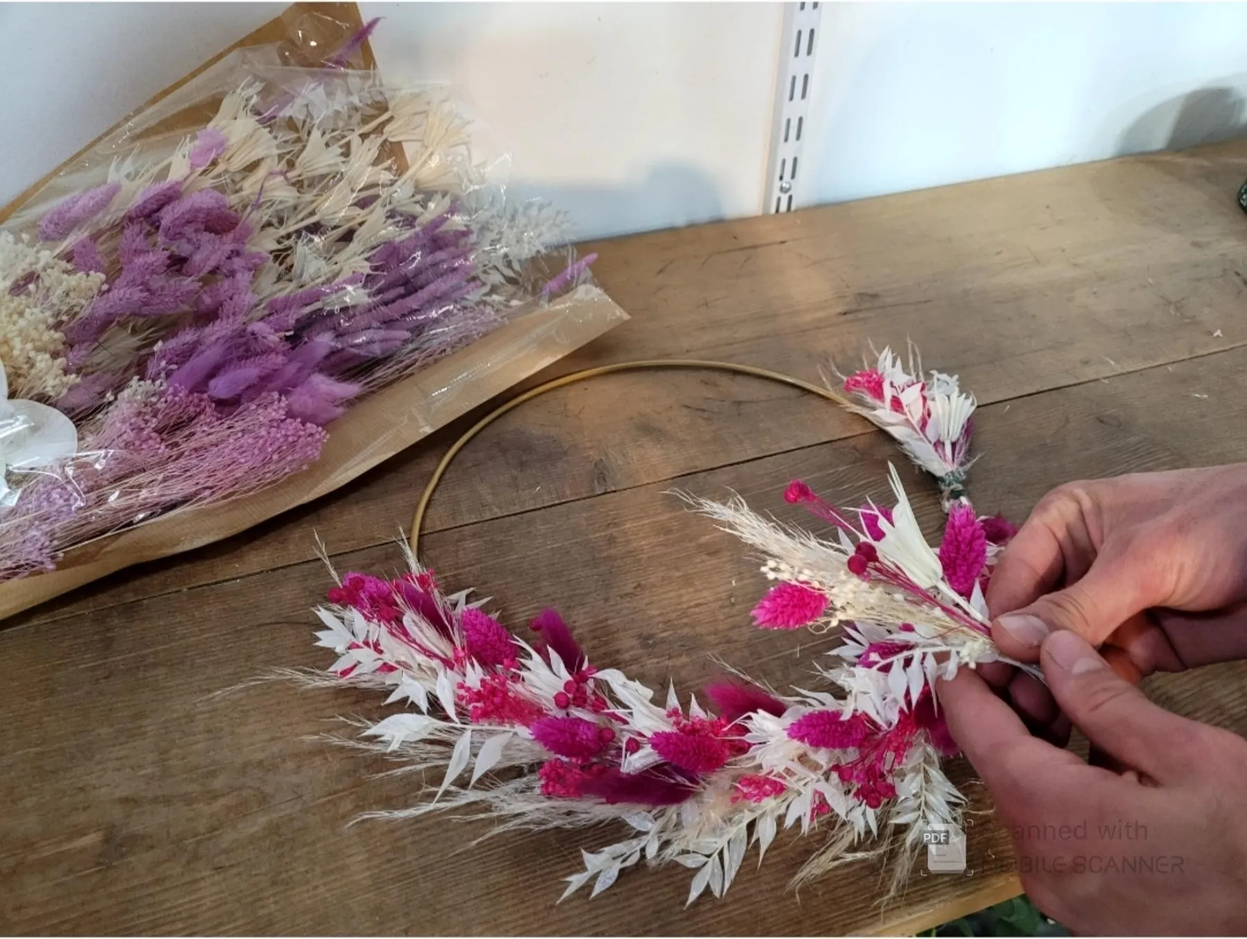 Réalisez votre couronne de fleurs séchées avec Alexandra et Céline - Image n°3 - Wecandoo