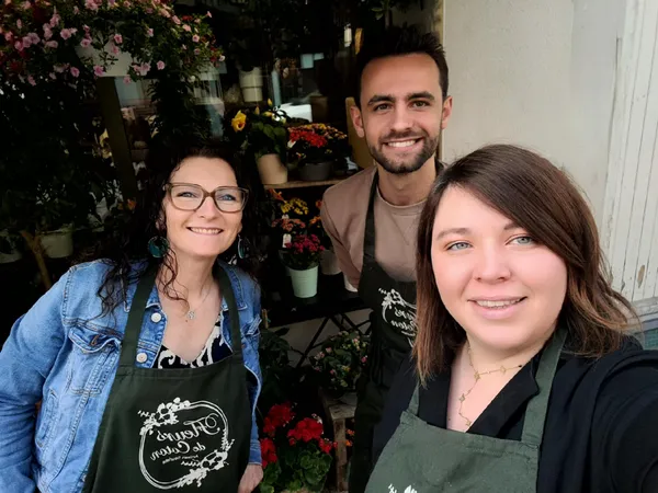 Décorez votre chapeau de fleurs séchées avec Alexandra et Céline - Image n°3 - Wecandoo