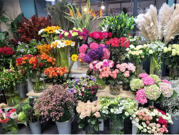 Décorez votre chapeau de fleurs séchées avec Alexandra et Céline - Image n°2 - Wecandoo