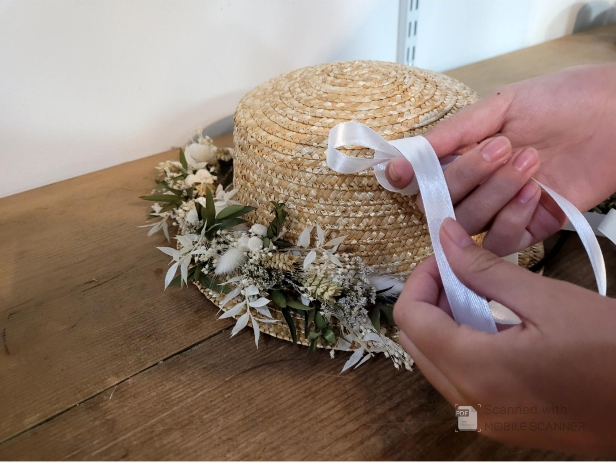 Décorez votre chapeau de fleurs séchées