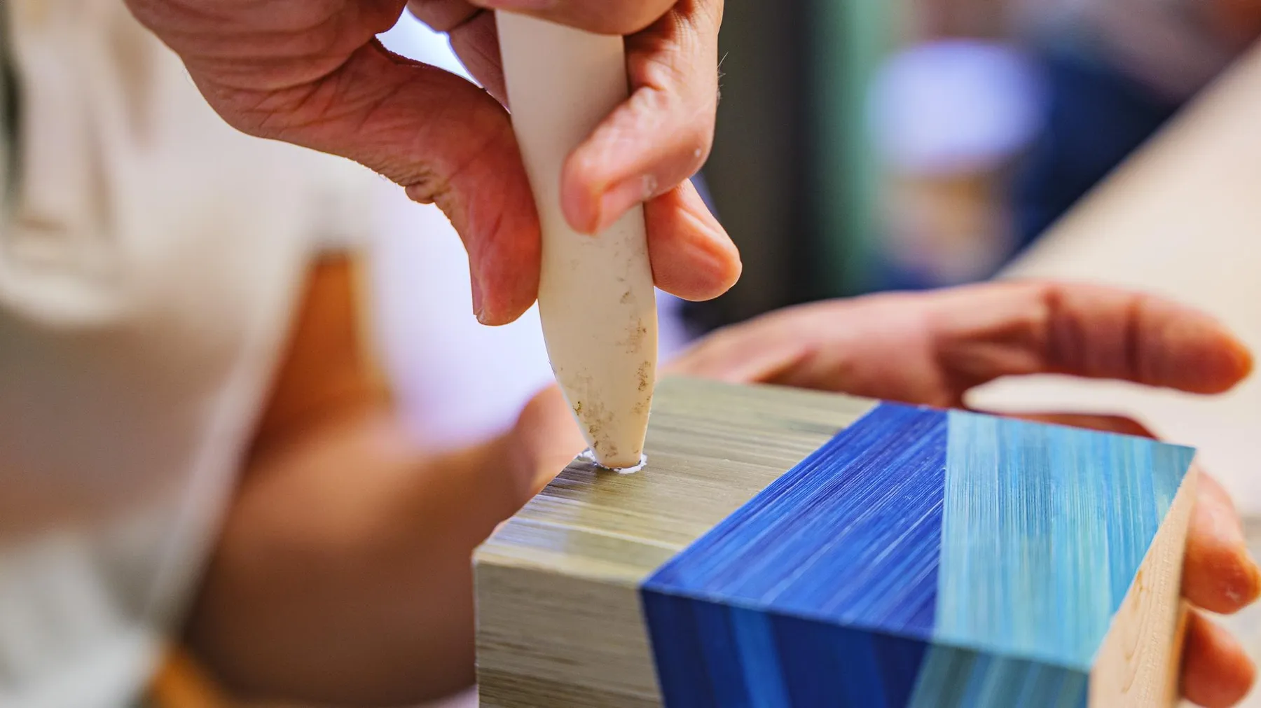 Réalisez votre lampe en marqueterie de paille avec Jean-François - Image n°2 - Wecandoo