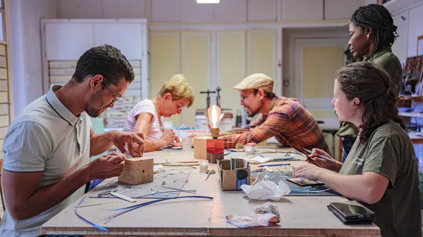 Réalisez votre lampe en marqueterie de paille avec Jean-François - Afbeelding nr. 4 - Wecandoo