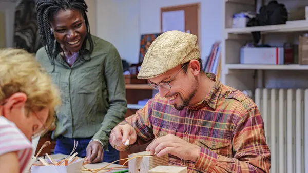 Réalisez votre lampe en marqueterie de paille avec Jean-François - Afbeelding nr. 3 - Wecandoo