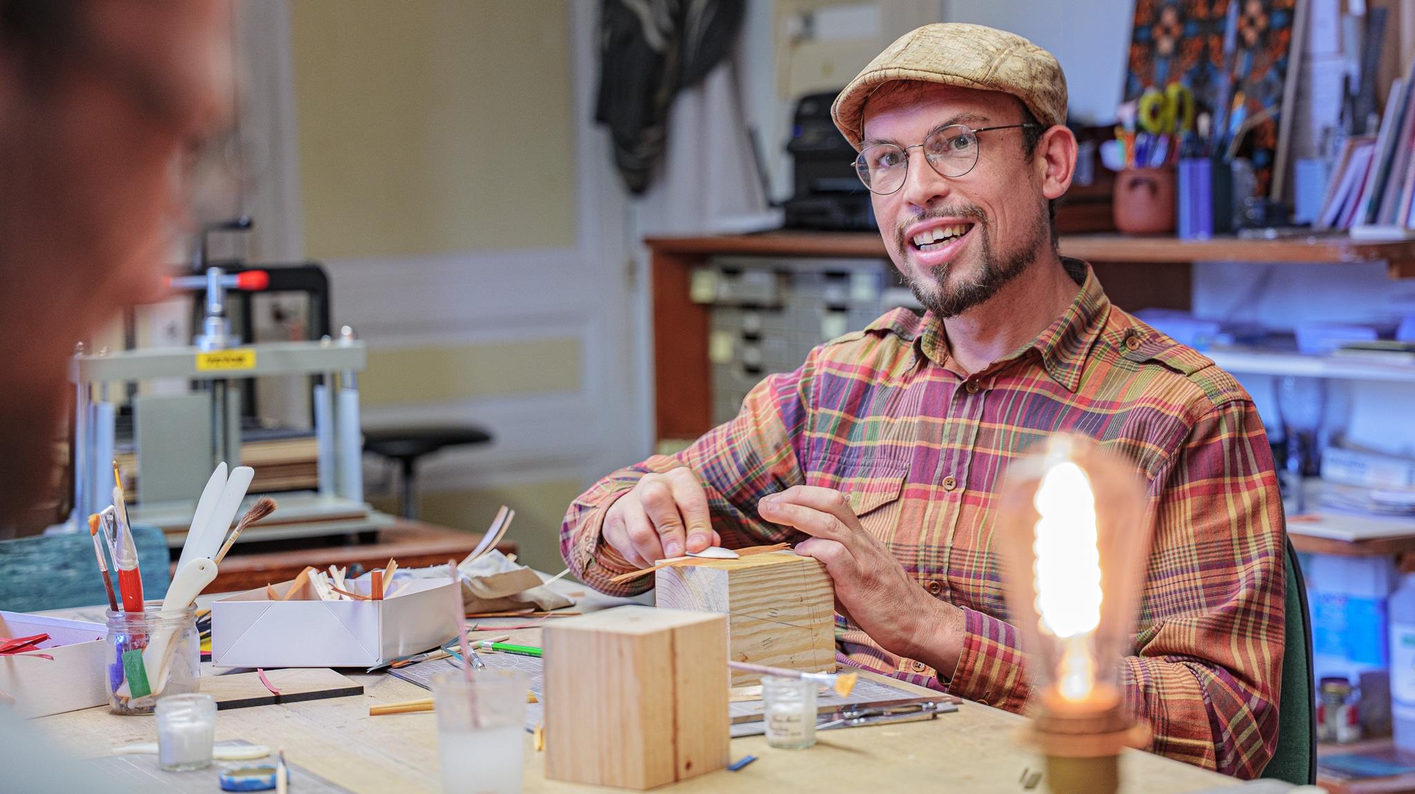 Réalisez votre lampe en marqueterie de paille avec Jean-François - Image n°11 - Wecandoo