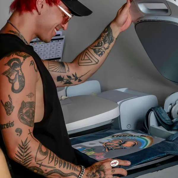 Personnalisez votre tote-bag en jean autour d'un apéro avec Manisha et Lise - Image n°3 - Wecandoo