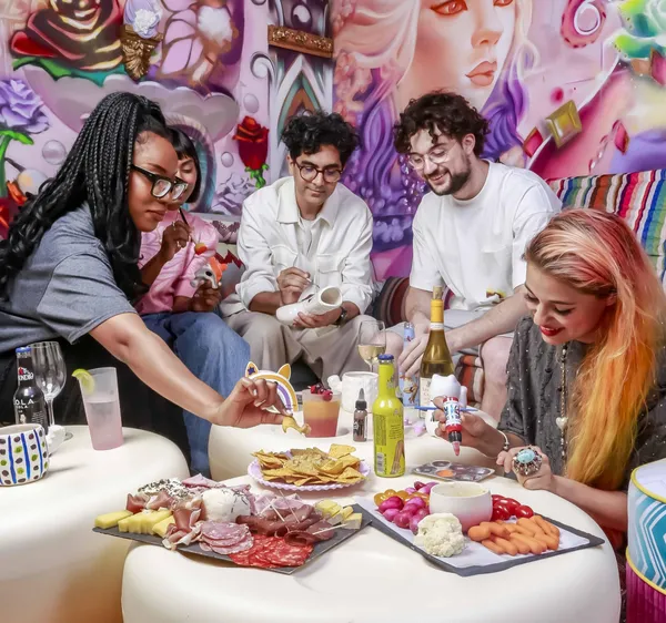 Personnalisez votre tote-bag en jean autour d'un apéro avec Manisha et Lise - Image n°4 - Wecandoo