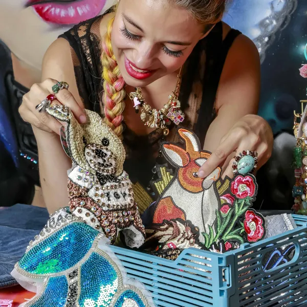 Personnalisez votre tote-bag en jean autour d'un apéro avec Manisha et Lise - Image n°5 - Wecandoo