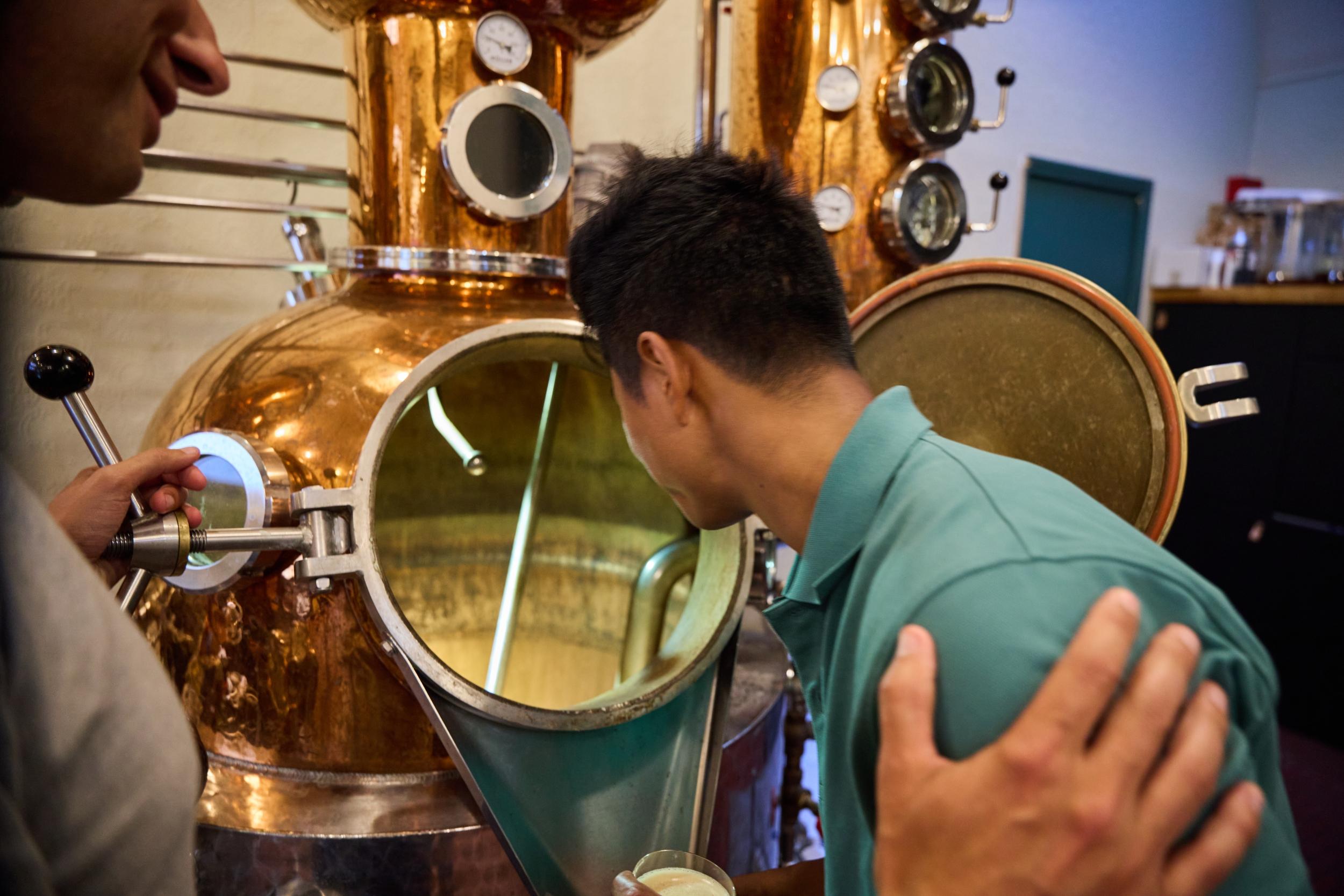 Profitez d’un apéro dans une distillerie avec Aymeric, Francisco et Julien - Image n°10 - Wecandoo