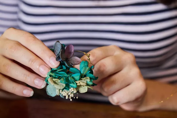 Réalisez votre bijou floral autour d'un goûter