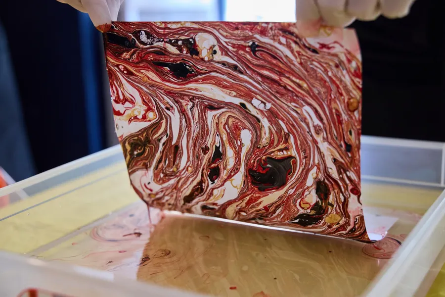 Réalisez votre œuvre en papier marbré autour d’un apéro avec Julie - Image n°1 - Wecandoo