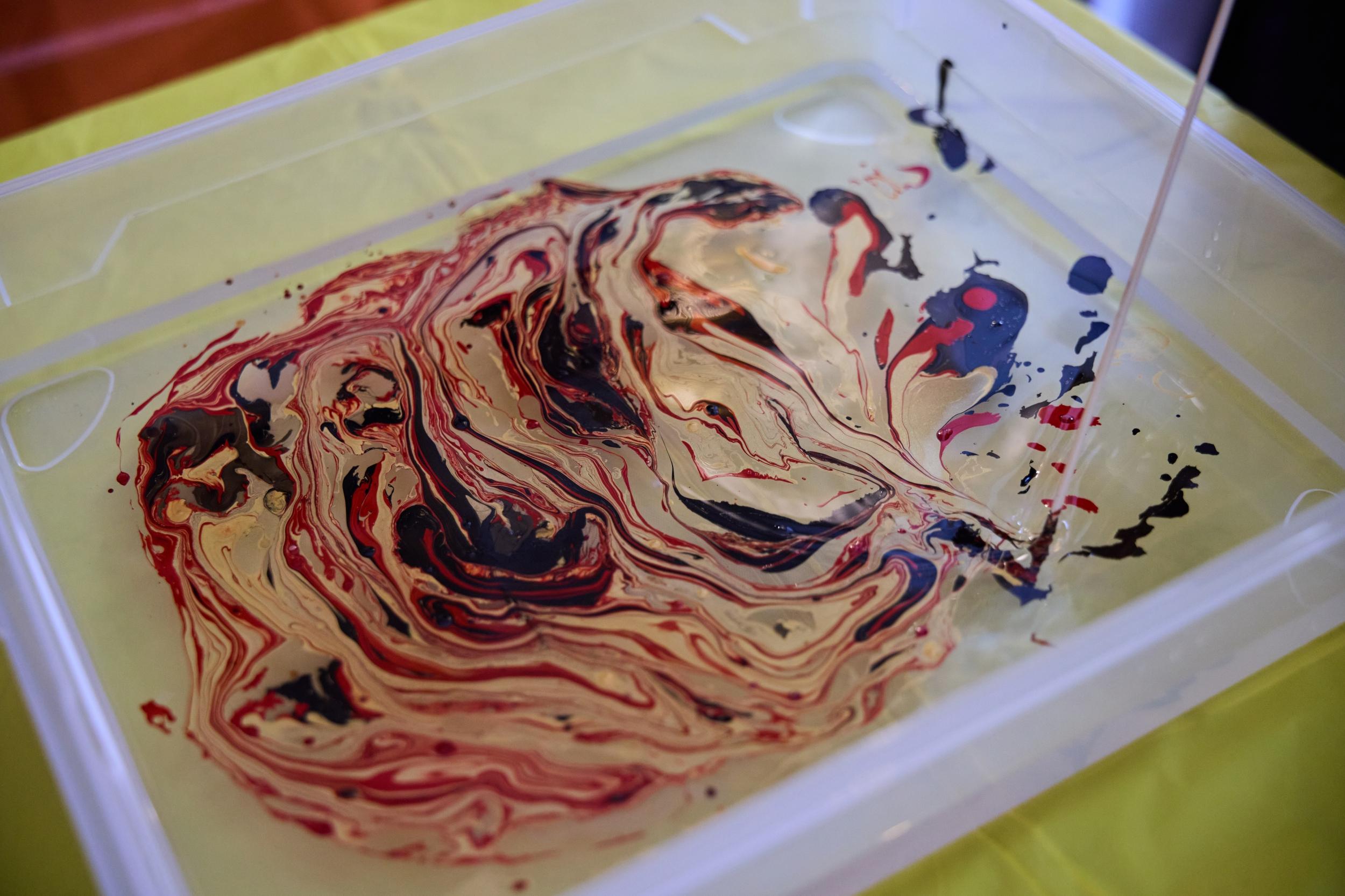 Réalisez votre œuvre en papier marbré autour d’un apéro avec Julie - Image n°10 - Wecandoo