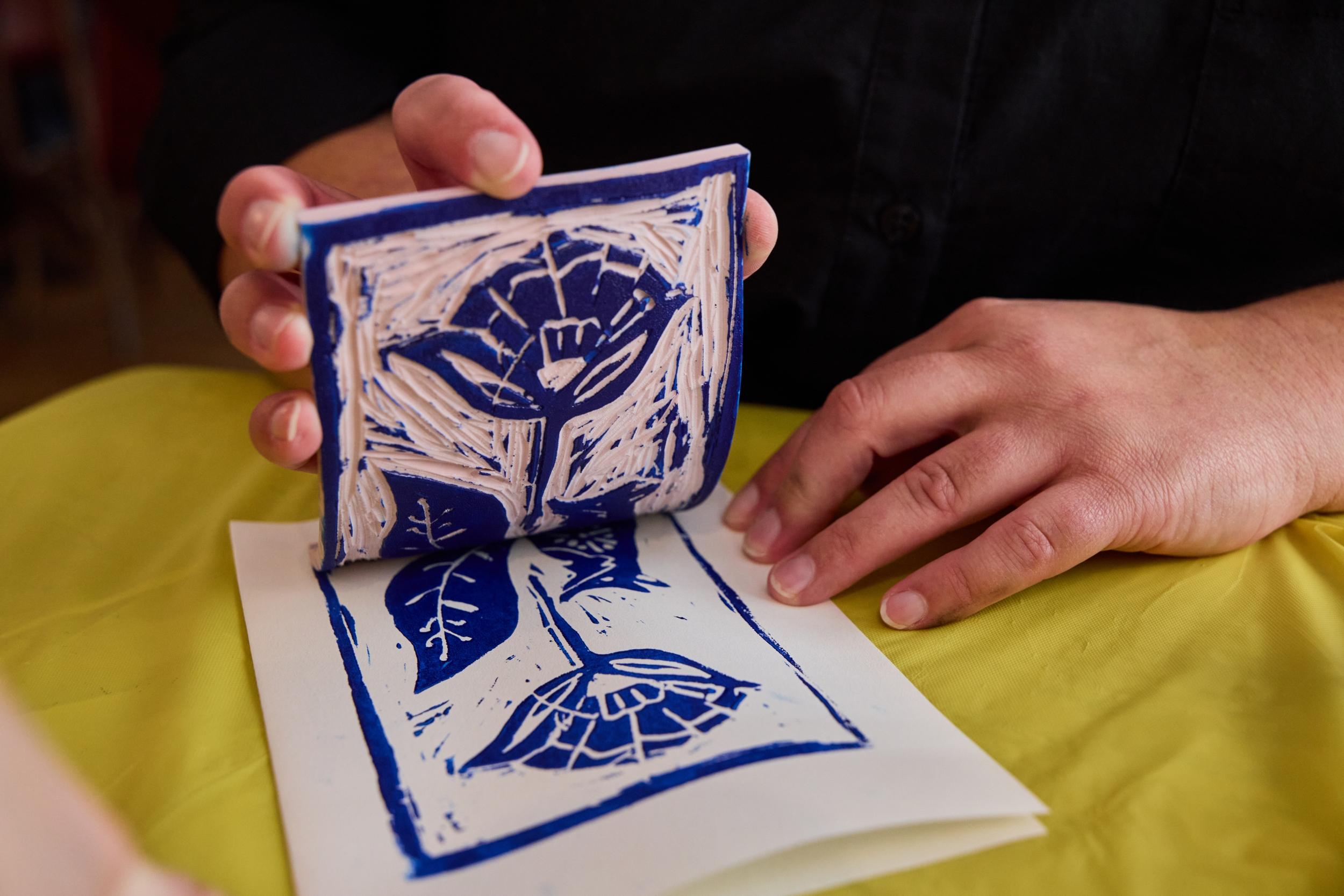 Découvrez la linogravure autour d’un apéro et réalisez vos impressions uniques avec Julie - Image n°1 - Wecandoo