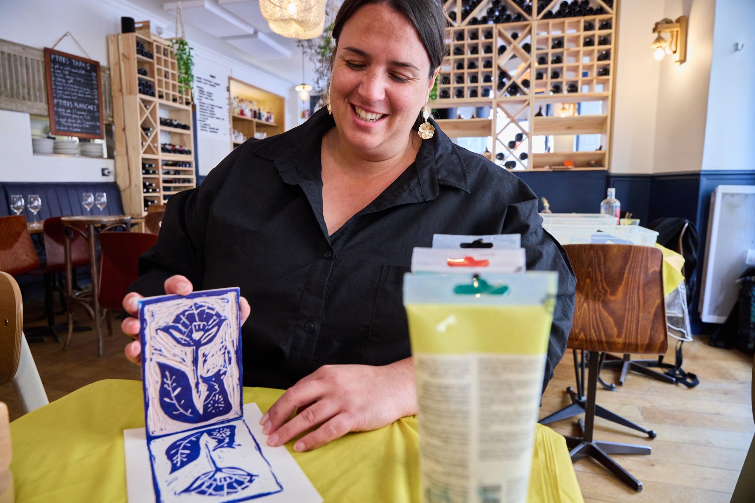 Découvrez la linogravure autour d’un apéro et réalisez vos impressions uniques avec Julie - Image n°6 - Wecandoo