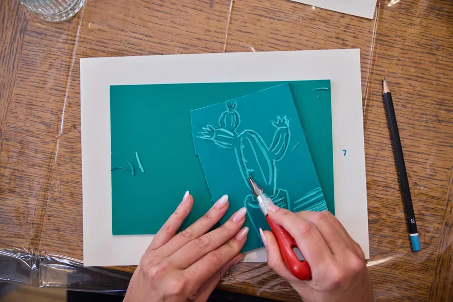Découvrez la linogravure autour d’un apéro et réalisez vos impressions uniques avec Julie - Image n°1 - Wecandoo