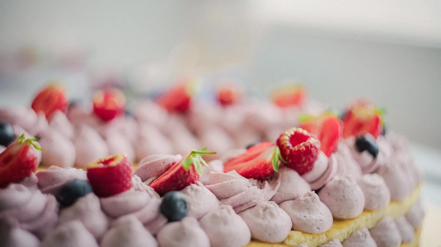 Initiez-vous à la pâtisserie et réalisez votre gâteau au chocolat et aux fruits - Image n°2 - Wecandoo