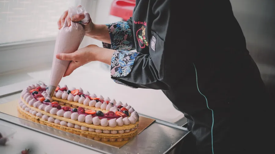 Initiez-vous à la pâtisserie et réalisez votre gâteau au chocolat et aux fruits - Image n°1 - Wecandoo