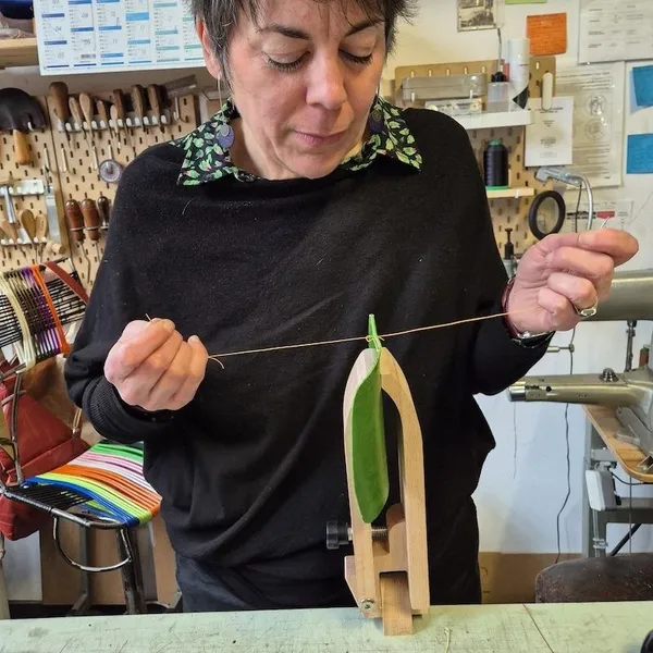 Fabriquez votre pochette à téléphone en cuir avec Claire - Afbeelding nr. 2 - Wecandoo