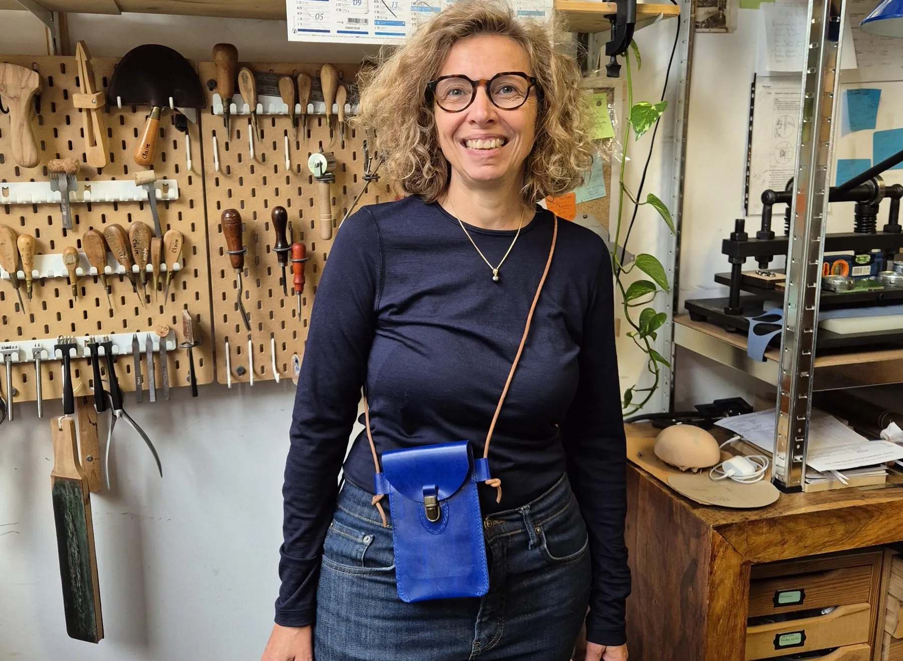 Fabriquez votre pochette à téléphone en cuir avec Claire - Image n°4 - Wecandoo