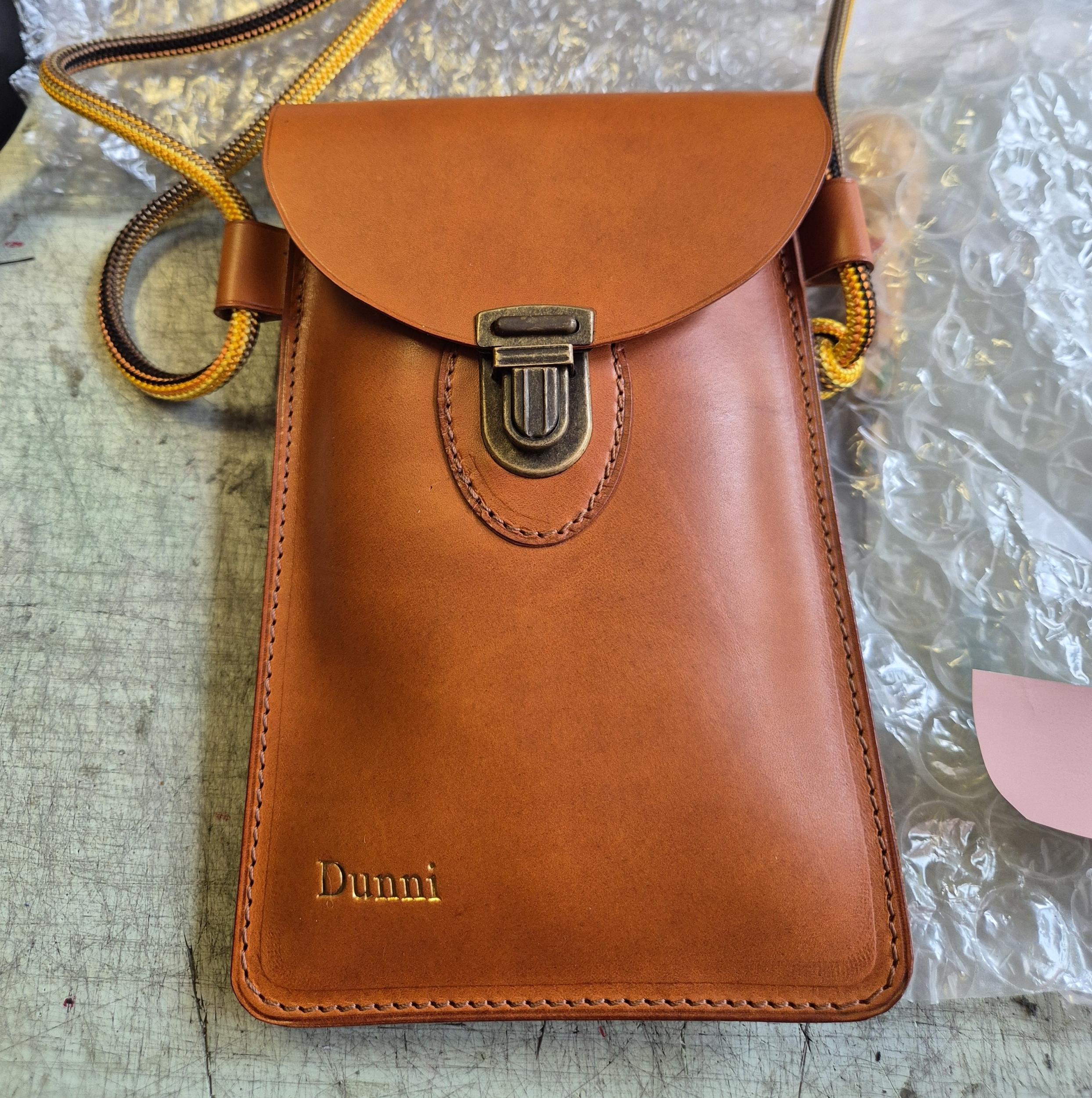 Fabriquez votre pochette à téléphone en cuir avec Claire - Image n°8 - Wecandoo