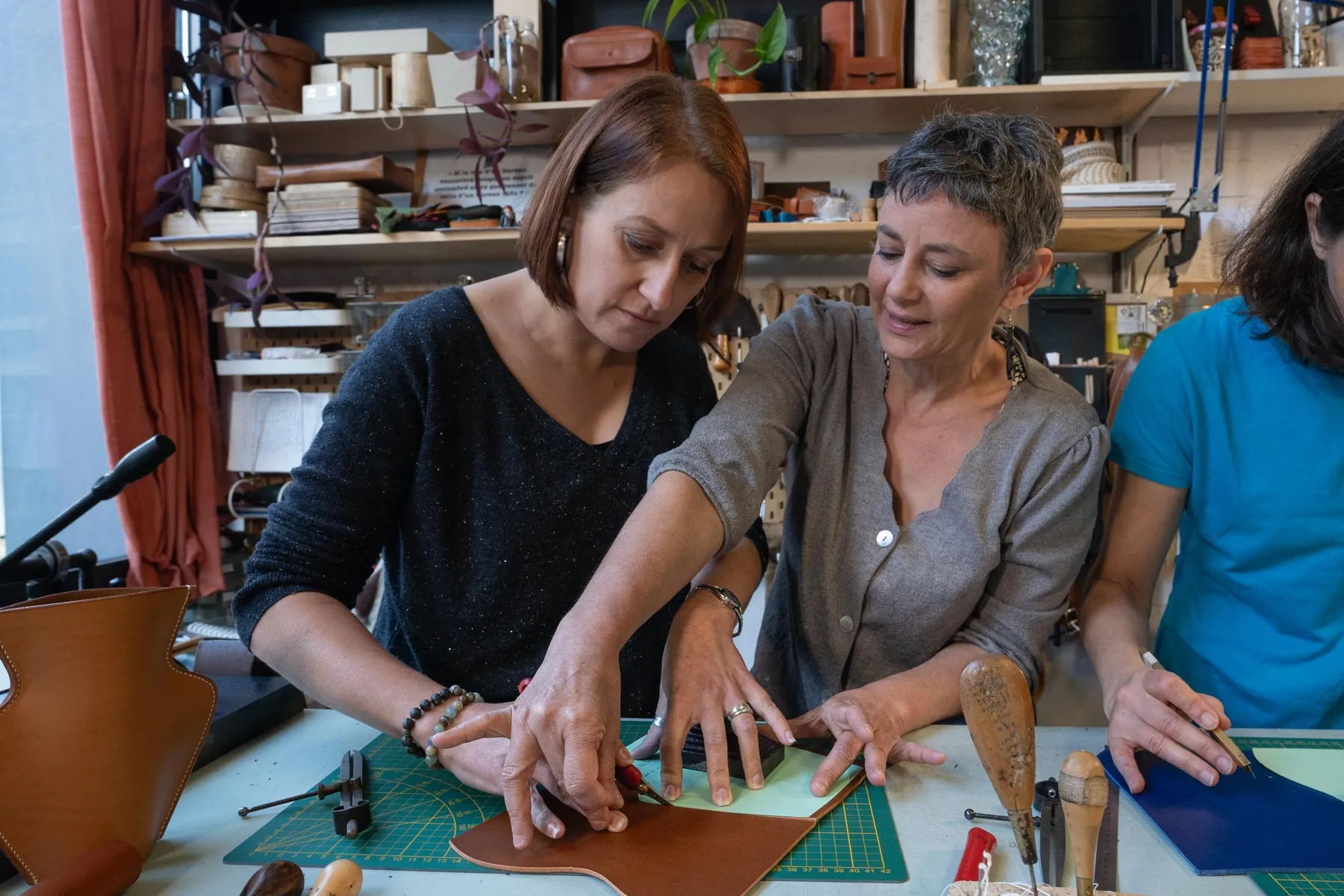 Fabriquez votre pochette à téléphone en cuir avec Claire - Image n°3 - Wecandoo