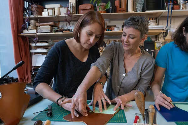 Fabriquez votre pochette à téléphone en cuir avec Claire - Afbeelding nr. 3 - Wecandoo