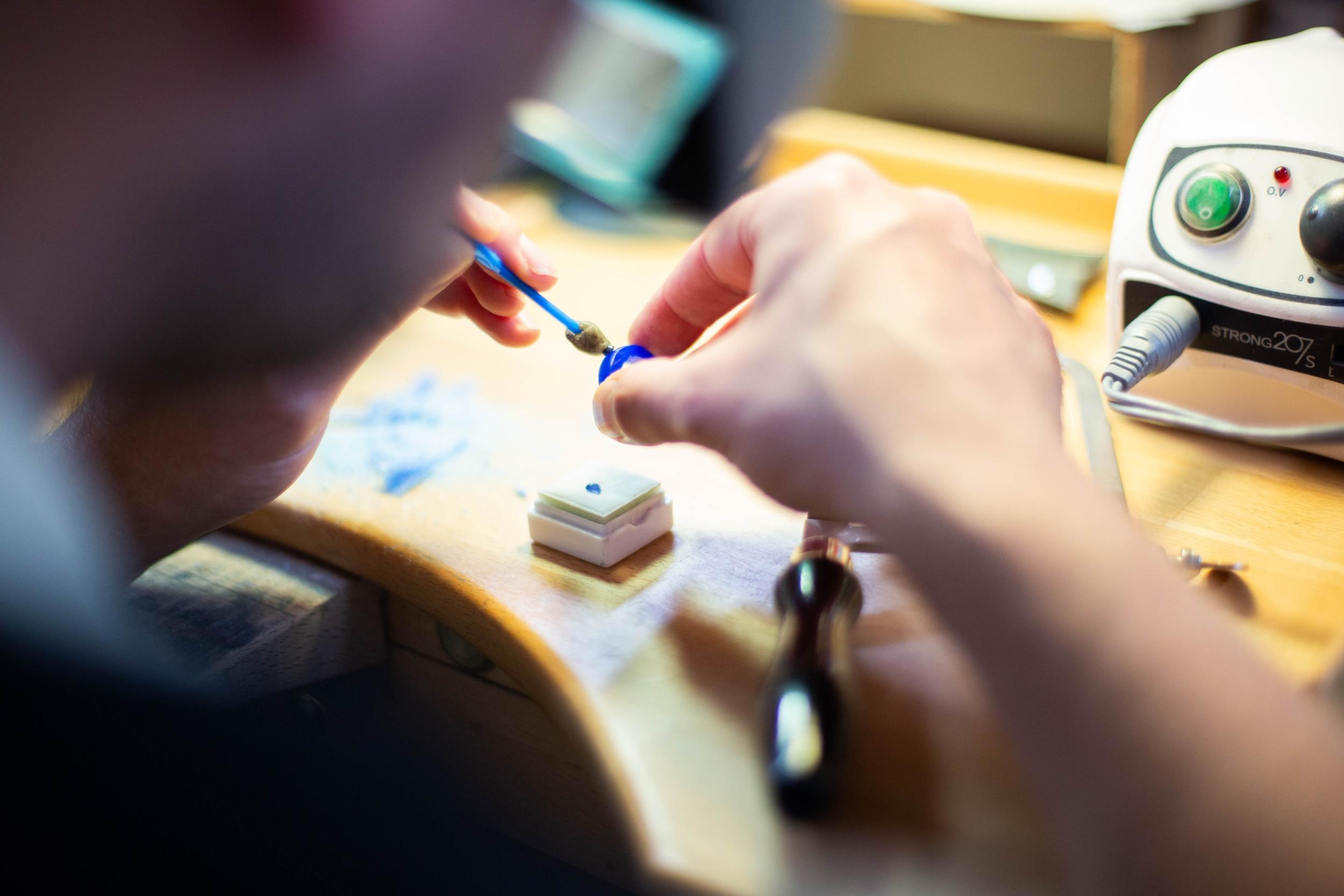 Réalisez votre bague en argent sertie à la cire perdue sur deux jours avec Nathalie - Image n°7 - Wecandoo