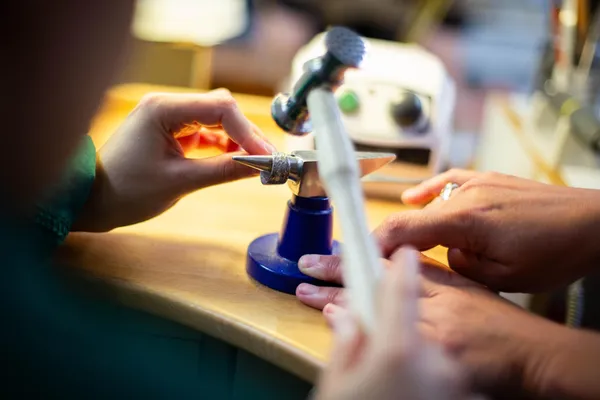 Réalisez votre bague en argent sertie à la cire perdue sur deux jours avec Nathalie - Image n°4 - Wecandoo