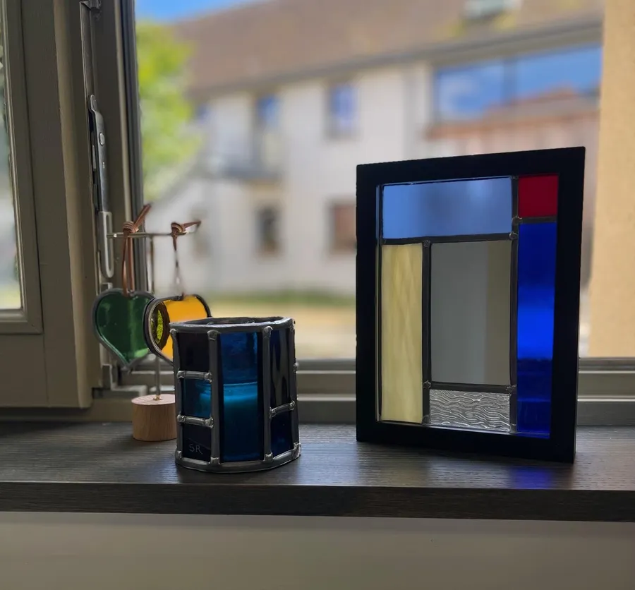 Réalisez en un jour votre miroir en vitrail traditionnel serti dans son cadre avec Stéphanie - Image n°1 - Wecandoo