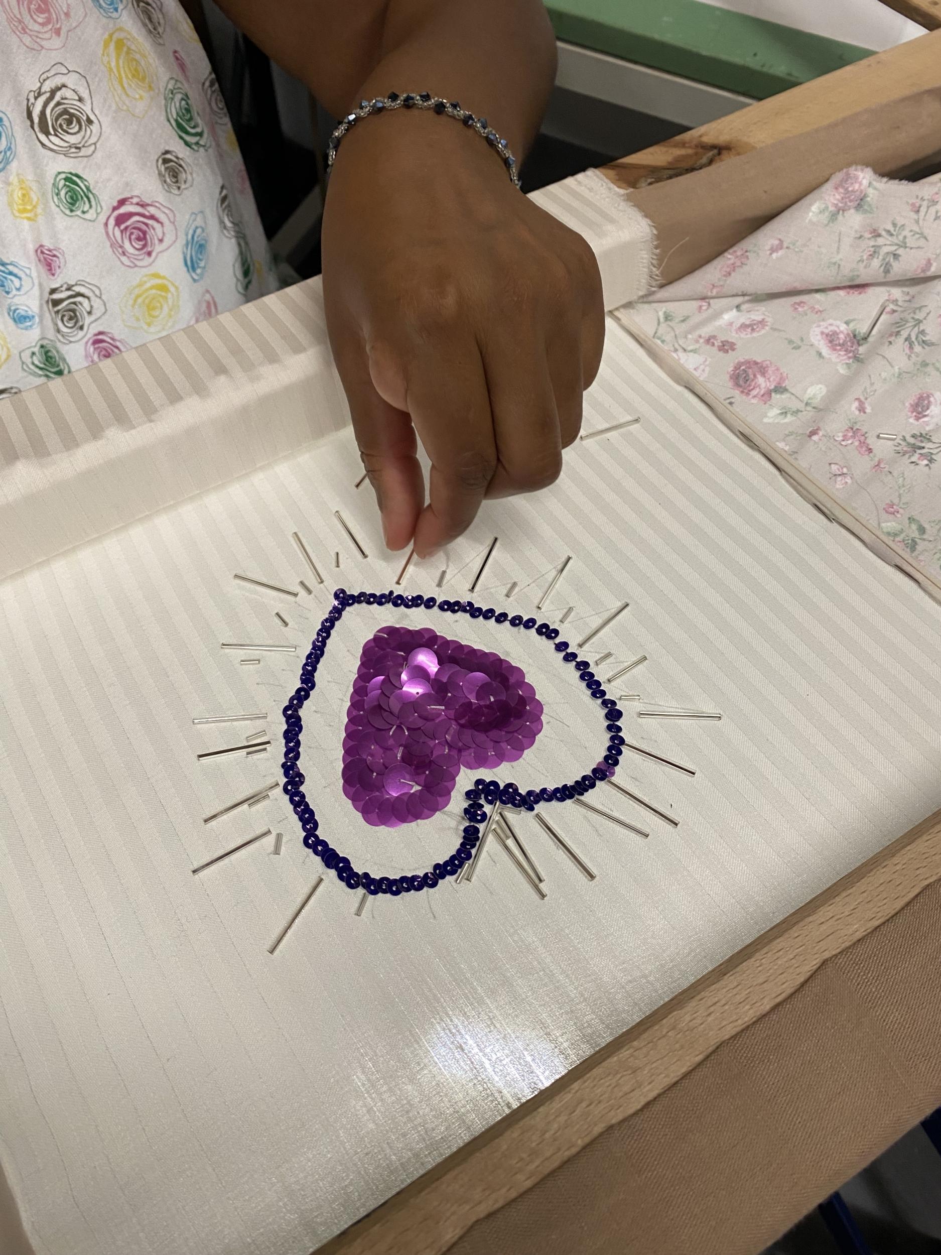 Apprenez la technique de broderie perlée (au crochet de Lunéville) et créez l’objet de votre choix - Image n°10 - Wecandoo