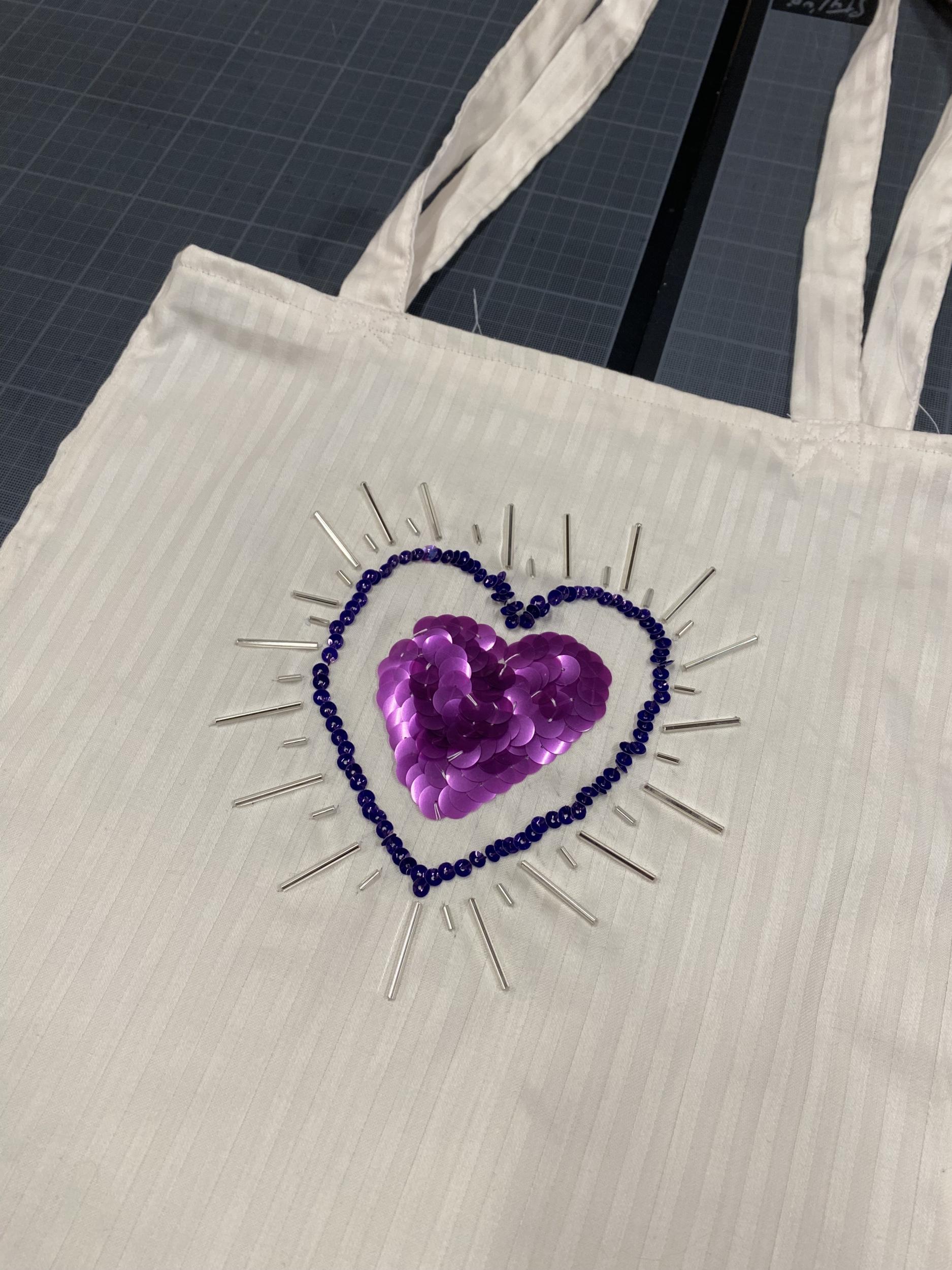 Apprenez la technique de broderie perlée (au crochet de Lunéville) et créez l’objet de votre choix - Image n°11 - Wecandoo